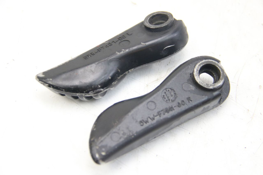 photo de PAR DE APOIOS DE PÉ TRASEIROS MBK BOOSTER SPIRIT 50 (2004 - 2017) - Detalhe da peça
