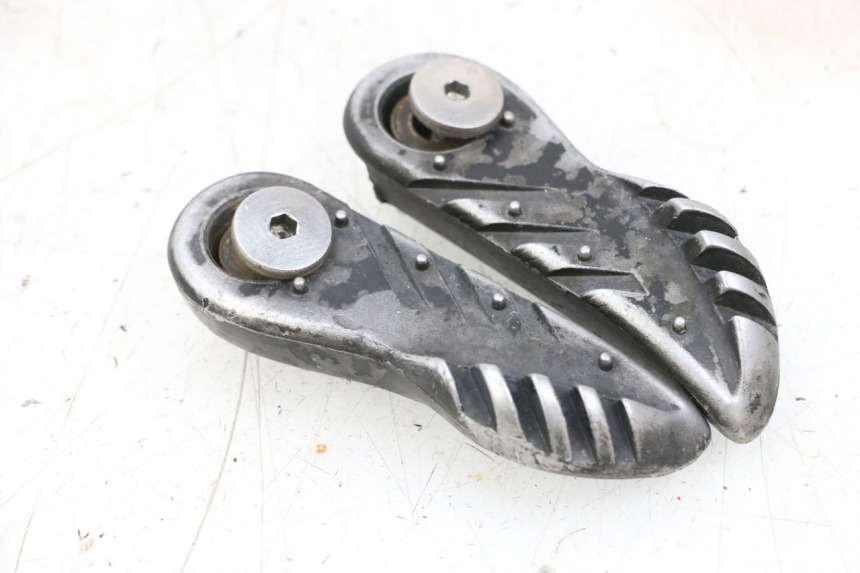 photo de PAR DE APOIOS DE PÉ TRASEIROS MBK BOOSTER SPIRIT NAKED 50 (2004 - 2017) - Pontos de fixação