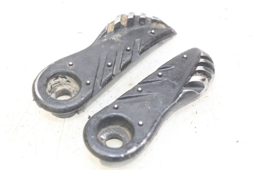 photo de PAR DE APOIOS DE PÉ TRASEIROS YAMAHA BW'S EASY 50 (2013 - 2016) - Zoom do estado de desgaste