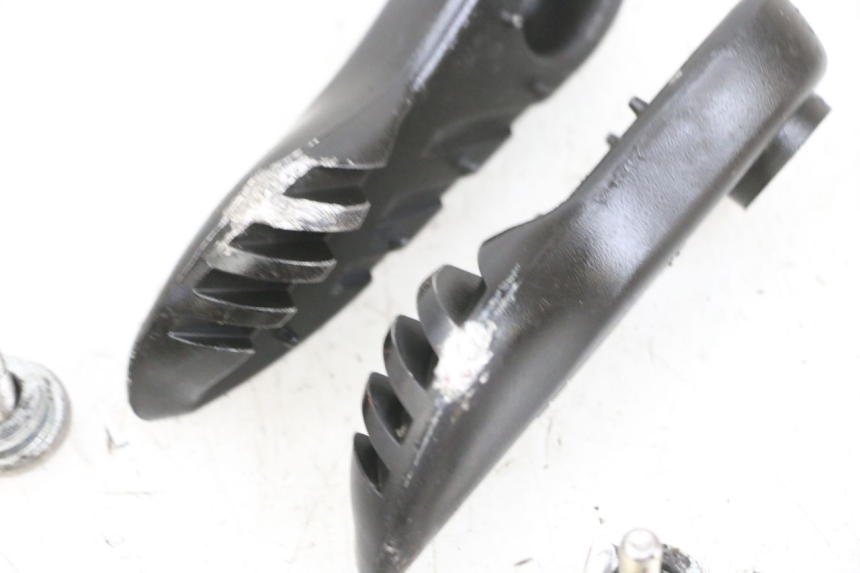 photo de PAR DE APOIOS DE PÉ TRASEIROS YAMAHA BW'S EASY 50 (2013 - 2016) - Zoom do estado de desgaste