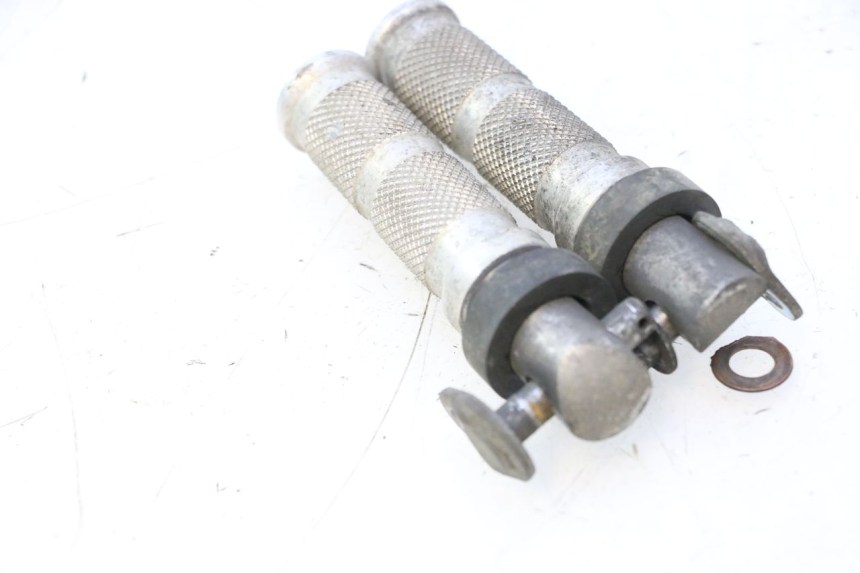 photo de PAR DE APOIOS DE PÉ TRASEIROS HONDA CB F HORNET 600 (2005 - 2006) - Zoom do estado de desgaste
