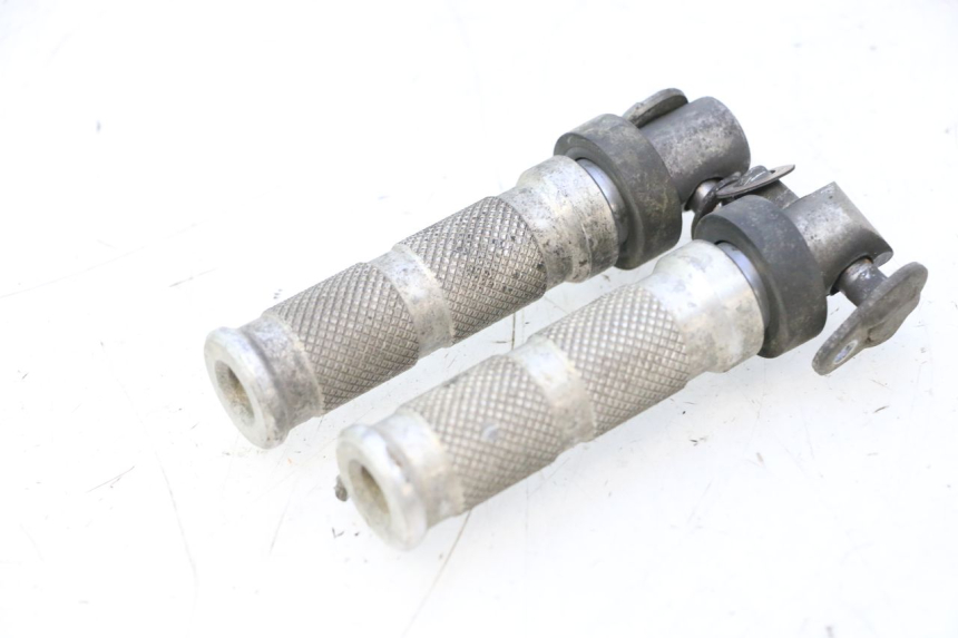 photo de PAR DE APOIOS DE PÉ TRASEIROS HONDA CB F HORNET 600 (2005 - 2006) - Outro ângulo de visão