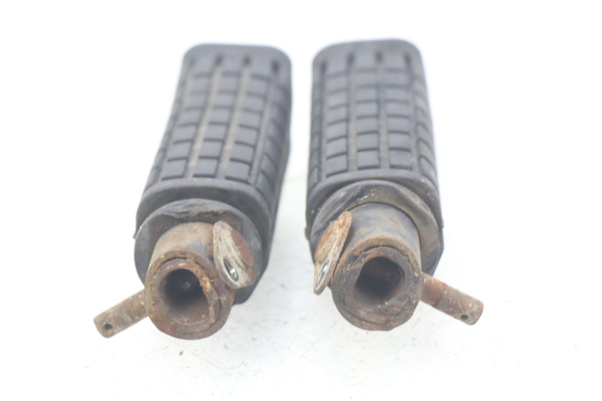 photo de PAR DE APOIOS DE PÉ TRASEIROS HONDA CBR R 125 (2003 - 2006) - Detalhe da peça