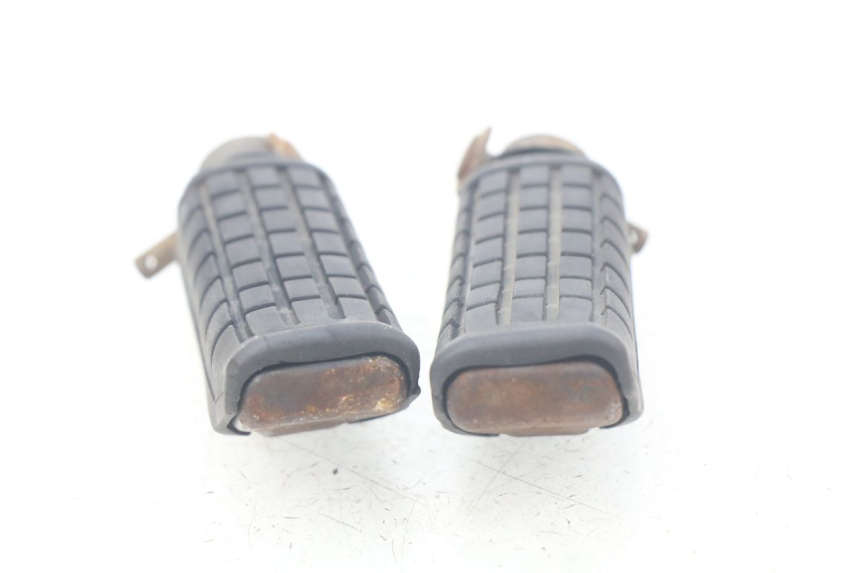 photo de PAR DE APOIOS DE PÉ TRASEIROS HONDA CBR R 125 (2003 - 2006) - Zoom do estado de desgaste