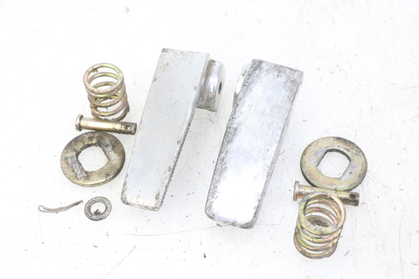 photo de PAR DE APOIOS DE PÉ TRASEIROS DAELIM BESBI 125 (2007 - 2008) - Pontos de fixação