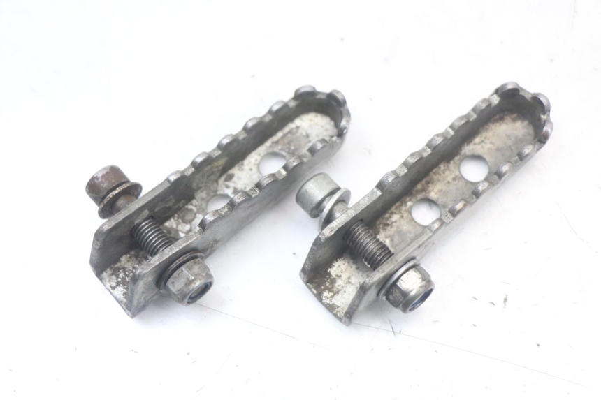 photo de PAR DE APOIOS DE PÉ TRASEIROS DERBI SENDA SM DRD X-TREME 50 (2011 - 2017) - Zoom do estado de desgaste