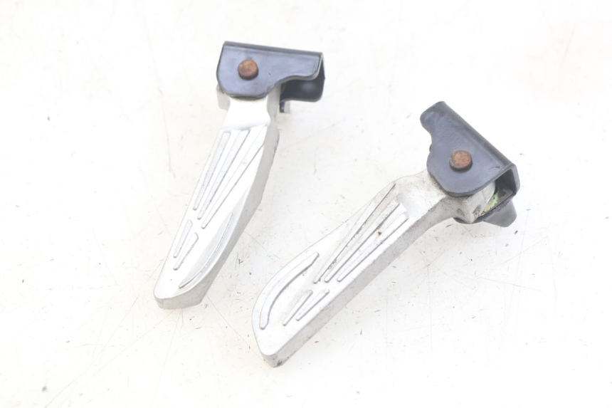 photo de PAR DE APOIOS DE PÉ TRASEIROS SYM FIDDLE 3 III 125 (2014 - 2020) - Detalhe da peça