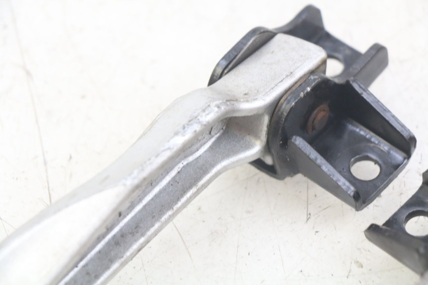 photo de PAR DE APOIOS DE PÉ TRASEIROS SYM FIDDLE 3 III 125 (2014 - 2020) - Zoom do estado de desgaste