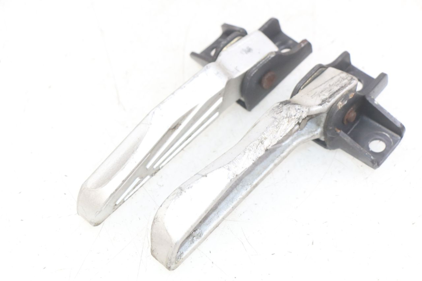 photo de PAR DE APOIOS DE PÉ TRASEIROS SYM FIDDLE 3 III 125 (2014 - 2020) - Detalhe da peça