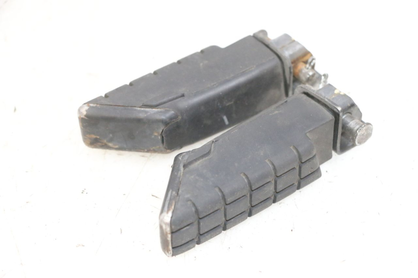photo de PAR DE APOIOS DE PÉ TRASEIROS MBK FLIPPER 115 (2013 - 2017) - Zoom do estado de desgaste
