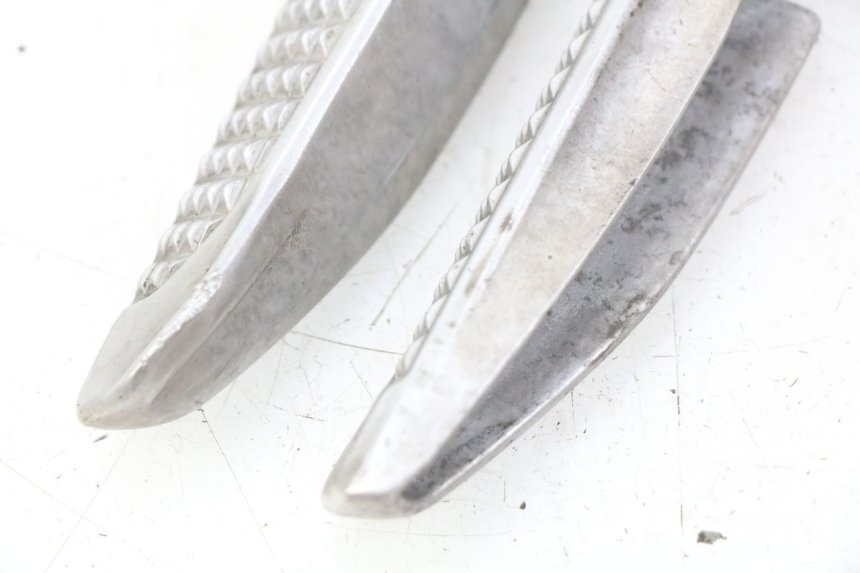 photo de PAR DE APOIOS DE PÉ TRASEIROS HONDA FORZA 125 (2015 - 2016) - Detalhe da peça