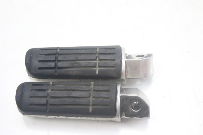photo de PAR DE APOIOS DE PÉ TRASEIROS YAMAHA FZS FAZER 600 (1998 - 2001) - Detalhe da peça