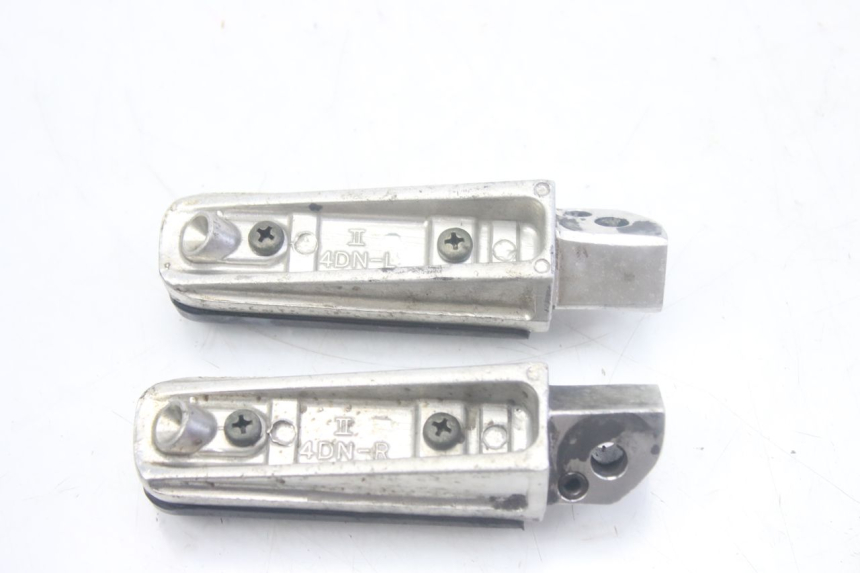 photo de PAR DE APOIOS DE PÉ TRASEIROS YAMAHA FZS FAZER 600 (1998 - 2001) - Zoom do estado de desgaste
