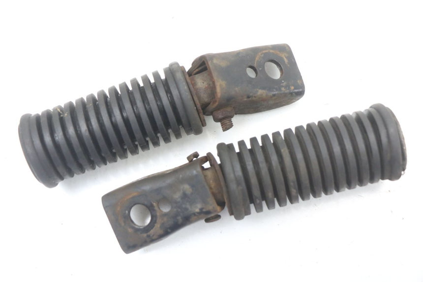 photo de PAR DE APOIOS DE PÉ TRASEIROS SUZUKI GN 125 (1997 - 2000) - Detalhe da peça