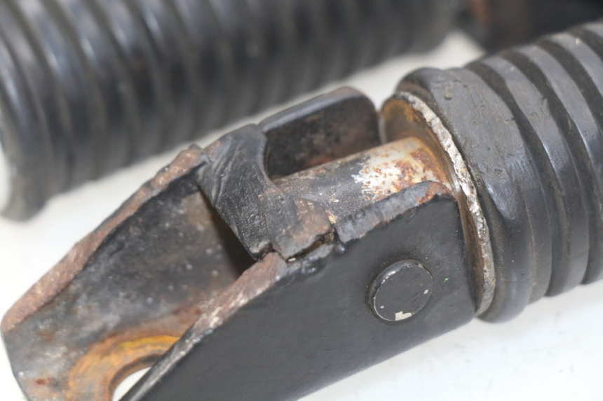 photo de PAR DE APOIOS DE PÉ TRASEIROS KEEWAY HURRICANE 50 (2006 - 2019) - Zoom do estado de desgaste