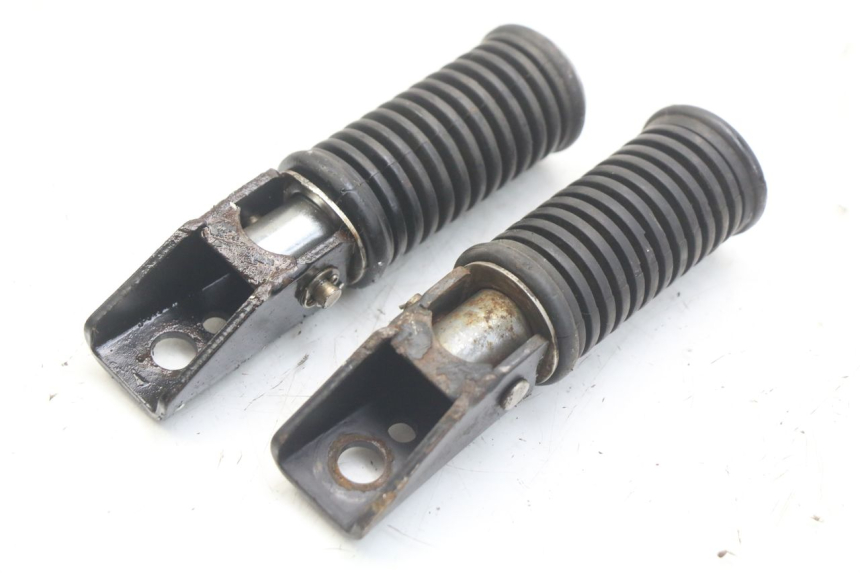 photo de PAR DE APOIOS DE PÉ TRASEIROS KEEWAY HURRICANE 50 (2006 - 2019) - Outro ângulo de visão