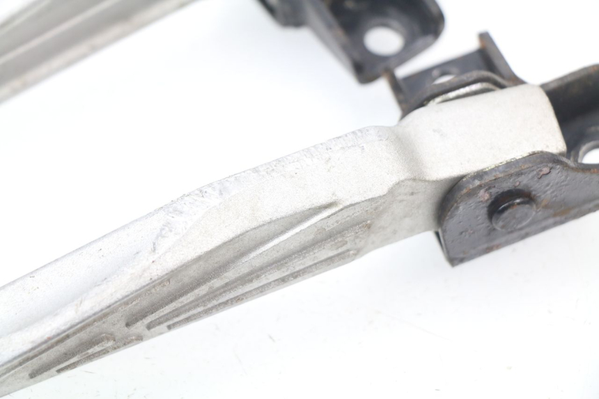 photo de PAR DE APOIOS DE PÉ TRASEIROS SYM JET 4 50 (2010 - 2014) - Detalhe da peça
