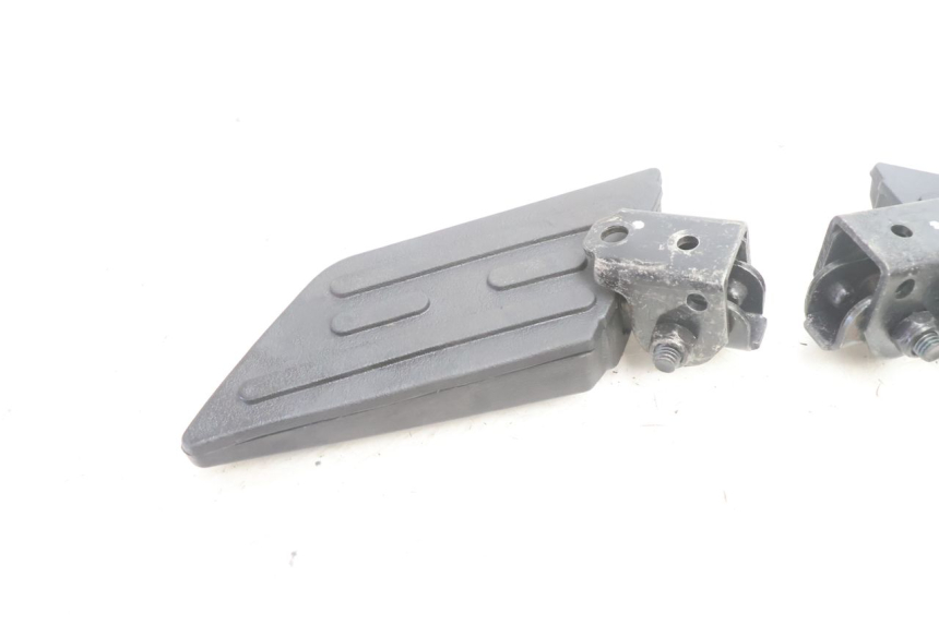 photo de PAR DE APOIOS DE PÉ TRASEIROS PEUGEOT KISBEE 2T 50 (2010 - 2017) - Pontos de fixação