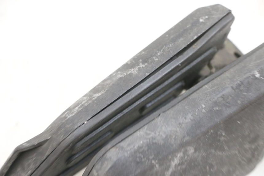 photo de PAR DE APOIOS DE PÉ TRASEIROS PEUGEOT KISBEE 4T 50 (2010 - 2017) - Zoom do estado de desgaste