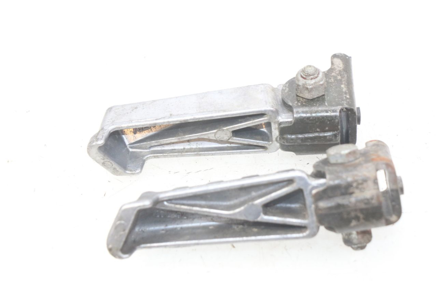 photo de PAR DE APOIOS DE PÉ TRASEIROS PEUGEOT LUDIX BLASTER 50 (2006 - 2014) - Outro ângulo de visão