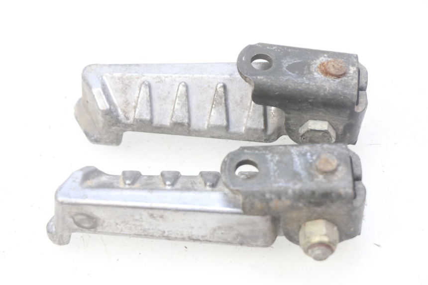 photo de PAR DE APOIOS DE PÉ TRASEIROS PEUGEOT LUDIX 50 (2005 - 2007) - Outro ângulo de visão