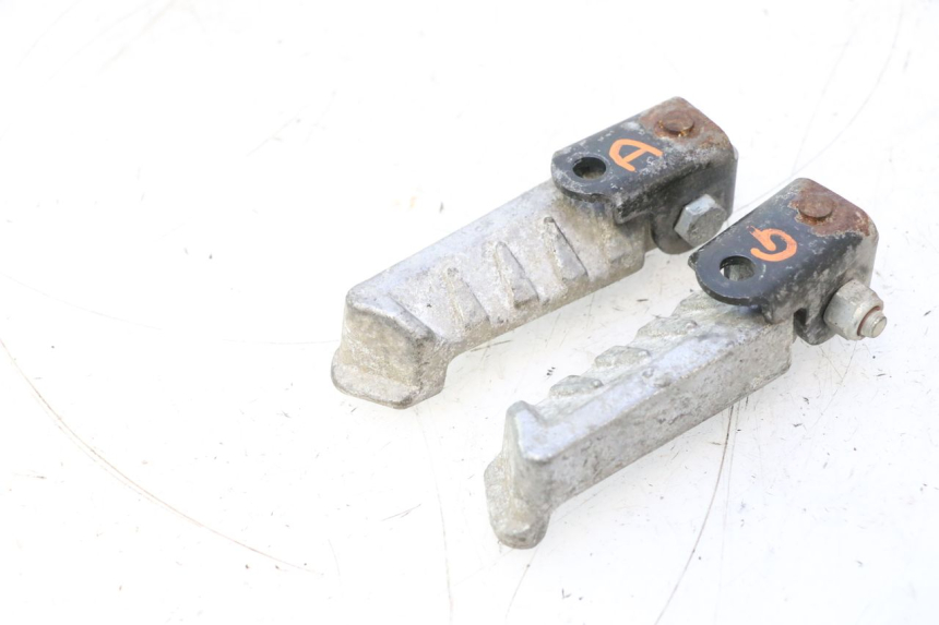photo de PAR DE APOIOS DE PÉ TRASEIROS PEUGEOT LUDIX ONE 50 (2004 - 2013) - Detalhe da peça