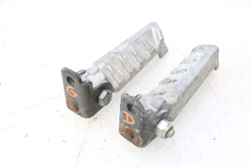 photo de PAR DE APOIOS DE PÉ TRASEIROS PEUGEOT LUDIX ONE 50 (2004 - 2013) - Outro ângulo de visão