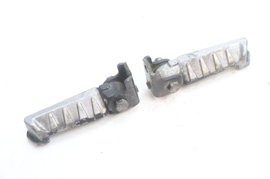 photo de PAR DE APOIOS DE PÉ TRASEIROS PEUGEOT LUDIX ONE 50 (2004 - 2013) - Zoom do estado de desgaste