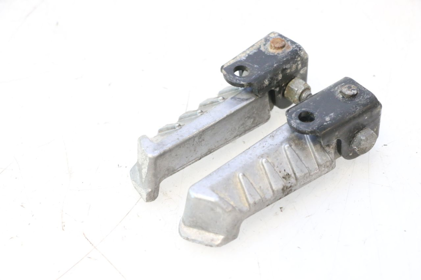 photo de PAR DE APOIOS DE PÉ TRASEIROS PEUGEOT LUDIX ONE 50 (2004 - 2006) - Zoom do estado de desgaste
