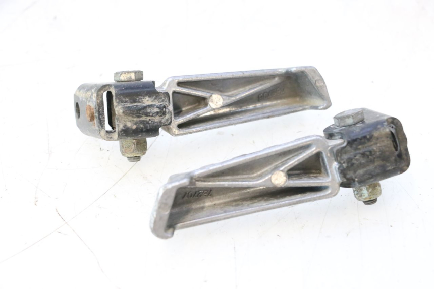 photo de PAR DE APOIOS DE PÉ TRASEIROS PEUGEOT LUDIX ONE 50 (2004 - 2006) - Outro ângulo de visão