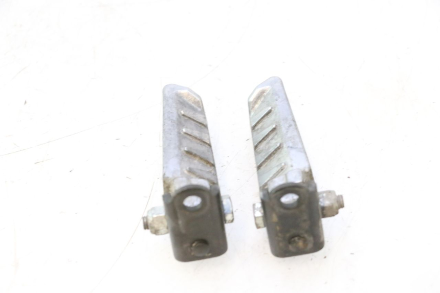 photo de PAR DE APOIOS DE PÉ TRASEIROS PEUGEOT LUDIX SNAKE 2T 50 (2004 - 2014) - Outro ângulo de visão