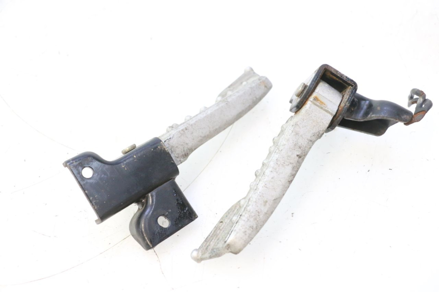 photo de PAR DE APOIOS DE PÉ TRASEIROS SYM MIO 50 (2005 - 2010) - Pontos de fixação