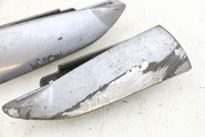 photo de PAR DE APOIOS DE PÉ TRASEIROS PIAGGIO MP3 500 (2014 - 2017) - Pontos de fixação