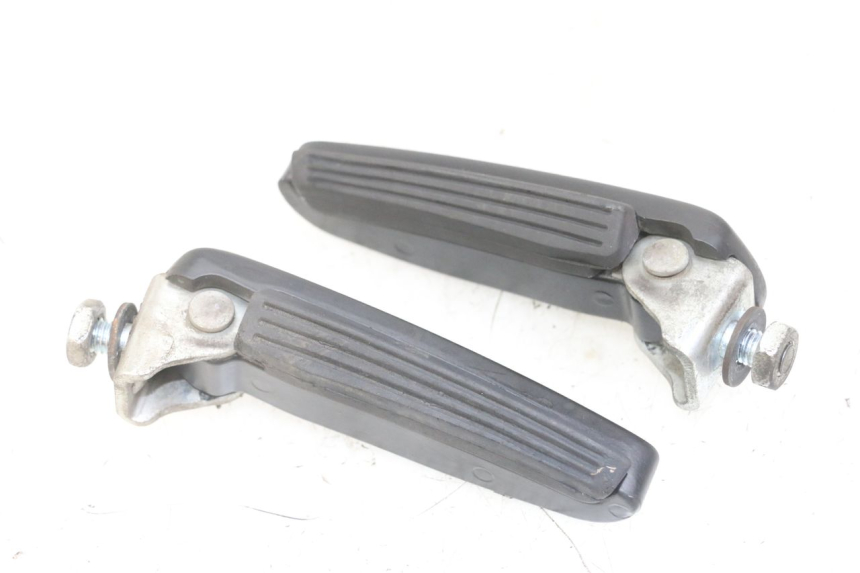 photo de PAR DE APOIOS DE PÉ TRASEIROS GILERA NEXUS 125 (2009 - 2013) - Detalhe da peça