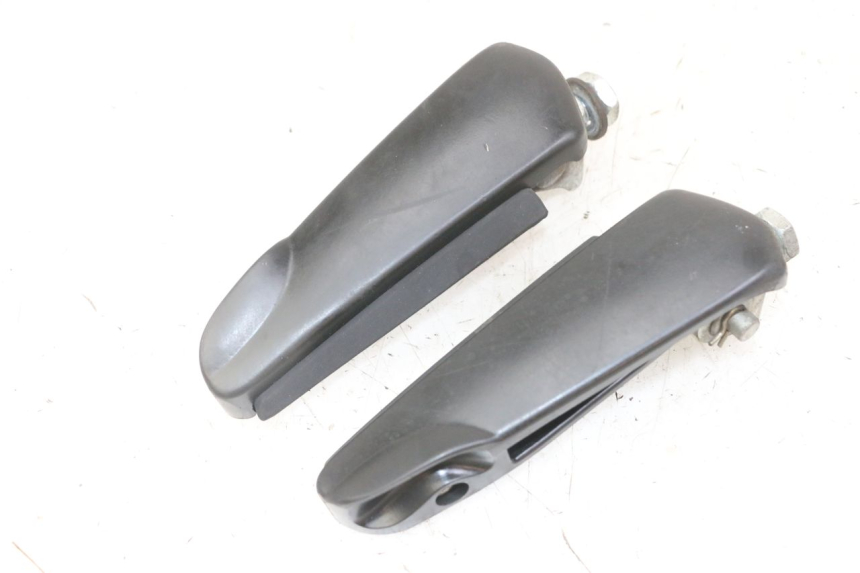 photo de PAR DE APOIOS DE PÉ TRASEIROS GILERA NEXUS 125 (2009 - 2013) - Outro ângulo de visão