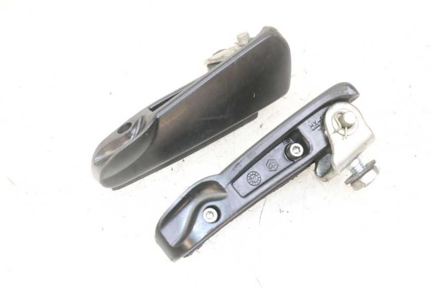 photo de PAR DE APOIOS DE PÉ TRASEIROS GILERA NEXUS 125 (2009 - 2013) - Ampliação técnica