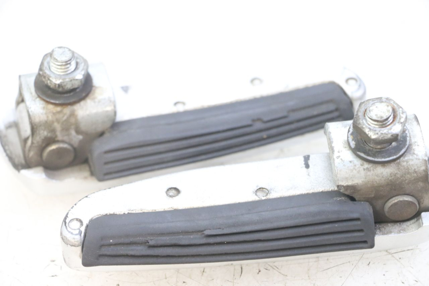 photo de PAR DE APOIOS DE PÉ TRASEIROS GILERA NEXUS 125 (2009 - 2013) - Detalhe da peça