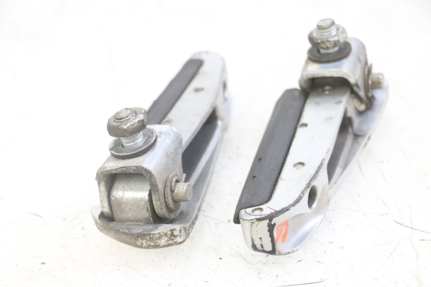 photo de PAR DE APOIOS DE PÉ TRASEIROS GILERA NEXUS 125 (2009 - 2013) - Estado da superfície