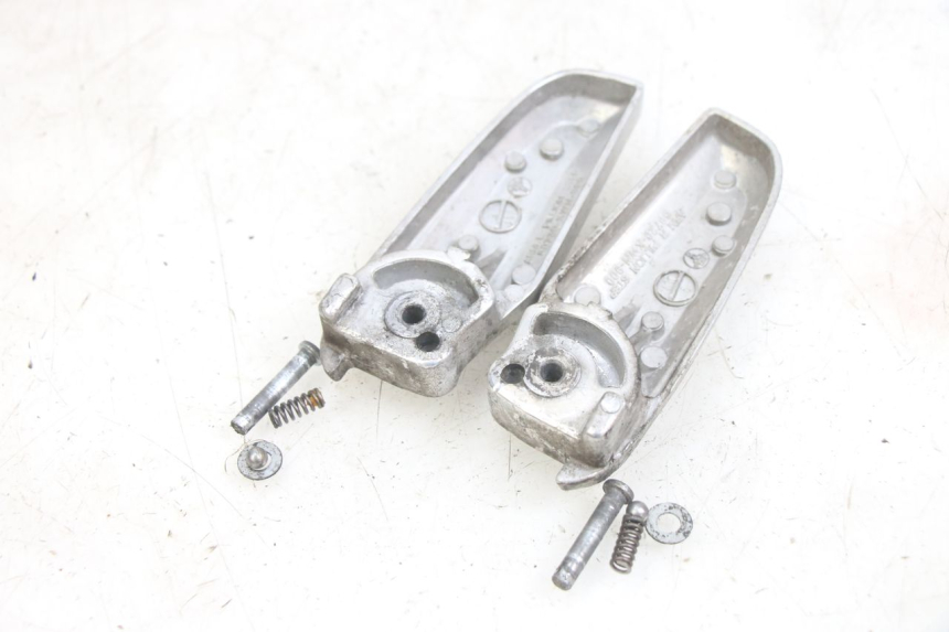 photo de PAR DE APOIOS DE PÉ TRASEIROS HONDA PCX (JF28) 125 (2009 - 2011) - Detalhe da peça