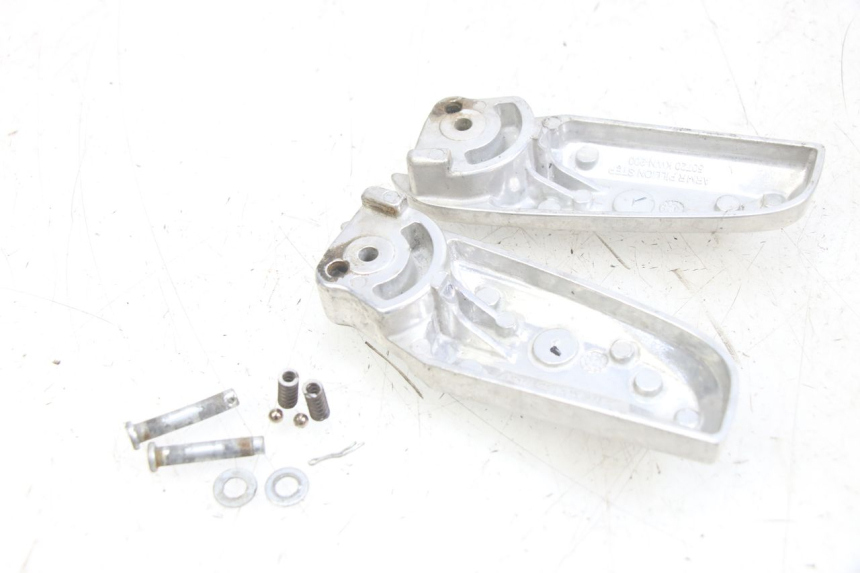 photo de PAR DE APOIOS DE PÉ TRASEIROS HONDA PCX (JF47) 125 (2012 - 2013) - Zoom do estado de desgaste
