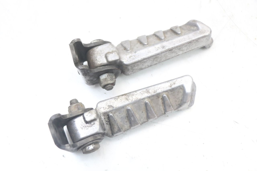 photo de PAR DE APOIOS DE PÉ TRASEIROS PEUGEOT LUDIX 50 (2005 - 2007) - Zoom do estado de desgaste