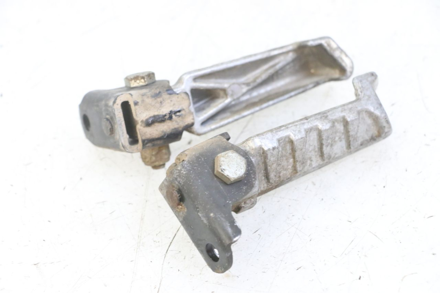 photo de PAR DE APOIOS DE PÉ TRASEIROS PEUGEOT LUDIX ONE 50 (2005 - 2008) - Zoom do estado de desgaste