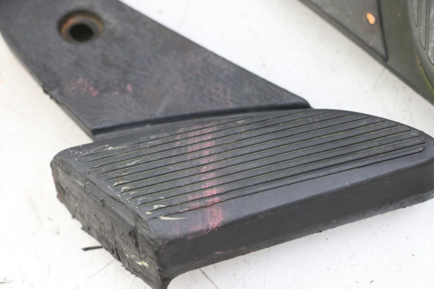 photo de PAR DE APOIOS DE PÉ TRASEIROS PIAGGIO VESPA S 2T 50 (2007 - 2014) - Detalhe da peça
