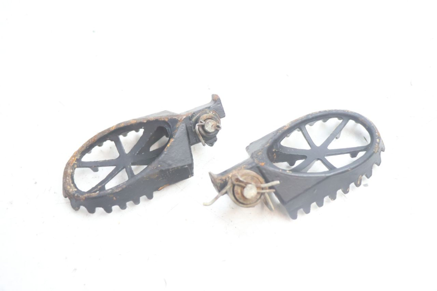 photo de PAR DE DESCANSAPIÉS TRASEROS APOLLO RFZ 125 - Pontos de fixação