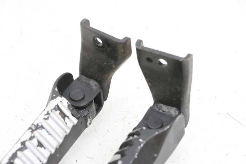 photo de PAR DE APOIOS DE PÉ TRASEIROS DAELIM S1 125 (2007 - 2016) - Pontos de fixação