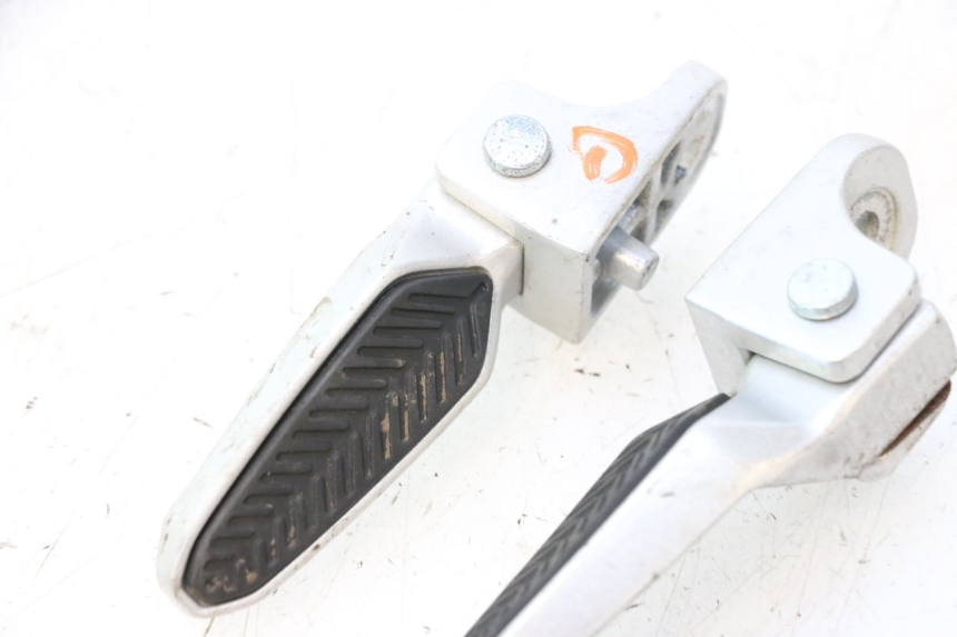 photo de PAR DE APOIOS DE PÉ TRASEIROS BAIKU SAKURA 1 (2021 - 2025) - Pontos de fixação