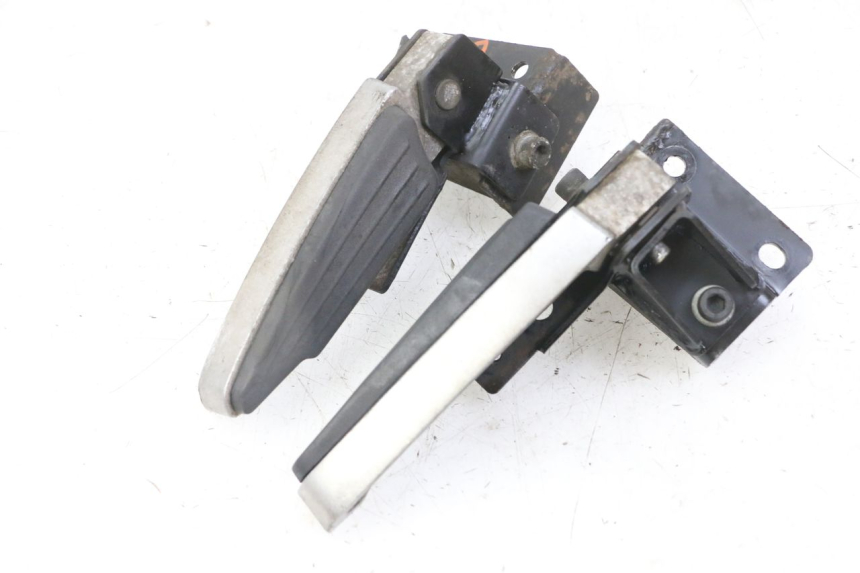 photo de PAR DE APOIOS DE PÉ TRASEIROS PEUGEOT SATELIS 125 (2013 - 2018) - Pontos de fixação