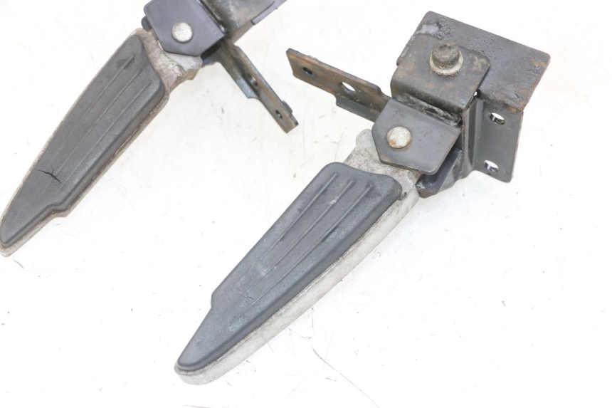photo de PAR DE APOIOS DE PÉ TRASEIROS PEUGEOT SATELIS 125 (2013 - 2018) - Pontos de fixação