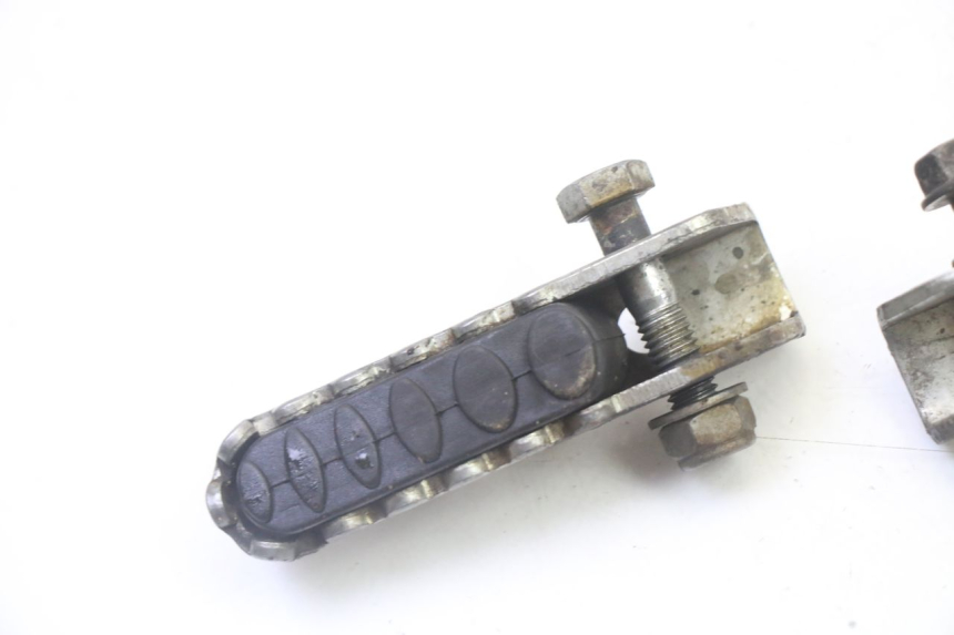 photo de PAR DE APOIOS DE PÉ TRASEIROS DERBI SENDA SM DRD 50 (2008 - 2013) - Detalhe da peça