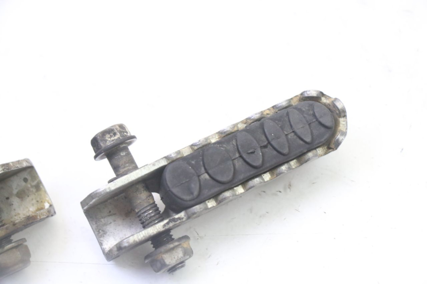photo de PAR DE APOIOS DE PÉ TRASEIROS DERBI SENDA SM DRD 50 (2008 - 2013) - Zoom do estado de desgaste